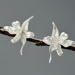 Orecchini a bottone in argento Iris • Argento Sterling massiccio • Timbrato 925 • Fiore da 19 x 24 mm • Orecchini floreali biologici botanici