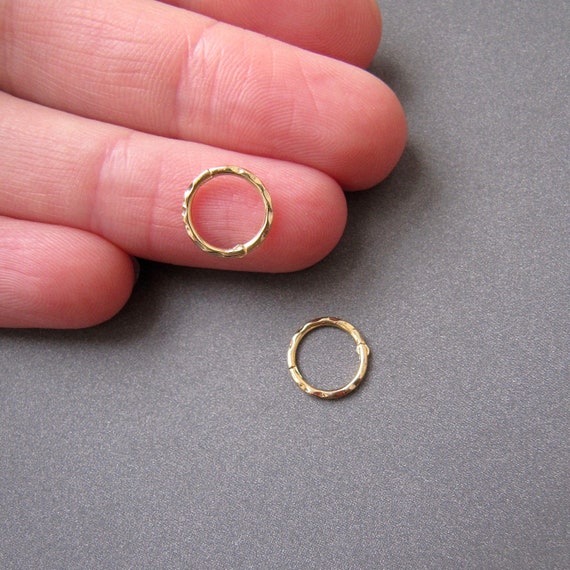 Orecchino a cerchio martellato in oro 14k • 10/12/14 mm • Oro giallo bianco rosa massiccio 14 carati • Filo da 1 mm 18ga • Orecchino a cerchio Piercing alla cartilagine del naso - Italia