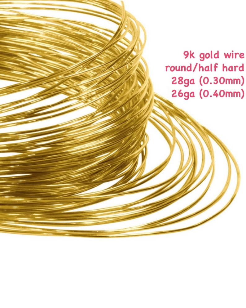 K&ouml;nnte beinhalten: Nahaufnahme von aufgewickeltem 9k-Golddraht, rund und halbhart. Das Bild zeigt den Draht in den Gr&ouml;&szlig;en 28ga (0,30 mm) und 26ga (0,40 mm). Der hellgelbe Golddraht ist eng gewickelt und erzeugt einen strukturierten Eindruck vor wei&szlig;em Hintergrund.