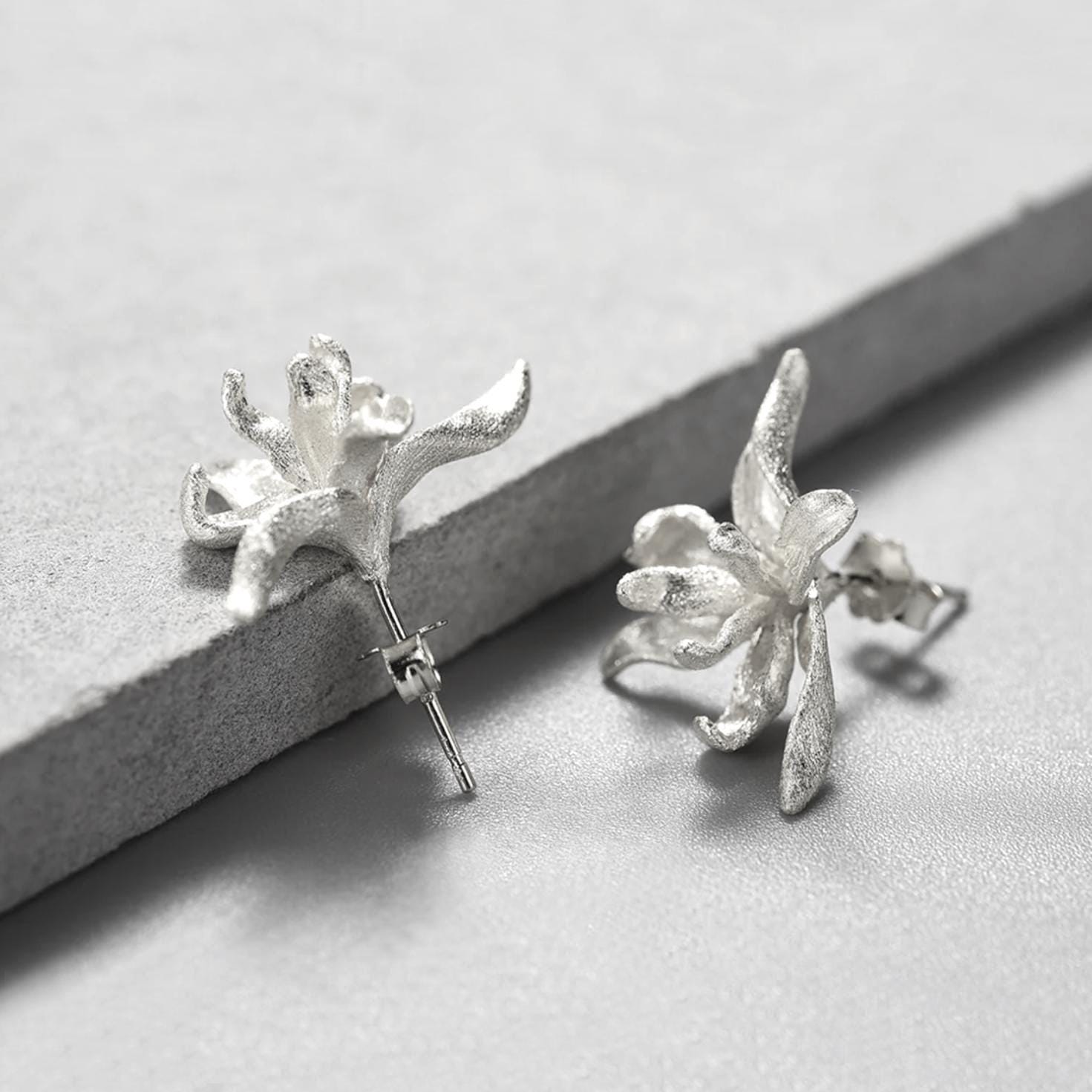 シルバーアイリススタッドピアス • ソリッドスターリングシルバー