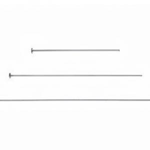 Puede incluir: Tres varillas metálicas plateadas de diferentes longitudes, cada una con una pequeña cabeza circular en un extremo. Las varillas están dispuestas horizontalmente sobre un fondo blanco, lo que sugiere un diseño o exhibición minimalista.