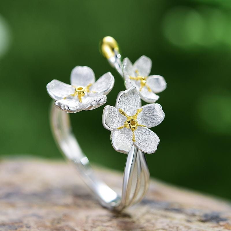 Anello di apertura fiore a cinque petali con zirconi bianchi Decorazione ipoallergenica in acciaio inossidabile 316L placcato oro 18 carati