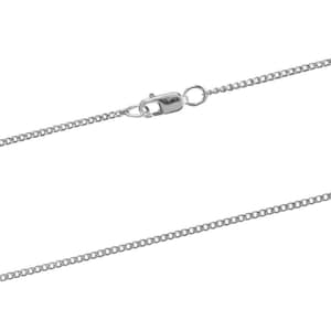Puede incluir: Un collar de cadena plateada con cierre de mosquetón. La cadena está hecha de pequeños eslabones interconectados, creando una apariencia delicada y elegante. El collar se muestra sobre un fondo blanco.