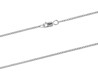 Könnte beinhalten: Eine silberfarbene Halskette mit Karabinerverschluss. Die Kette besteht aus kleinen, miteinander verbundenen Gliedern, die ein zartes und elegantes Aussehen erzeugen. Die Halskette wird vor weißem Hintergrund gezeigt.