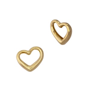 Op de afbeelding: Een paar gouden oorringen in de vorm van een hart. De oorringen zijn simpel en elegant en zouden een geweldig cadeau zijn voor een geliefde.