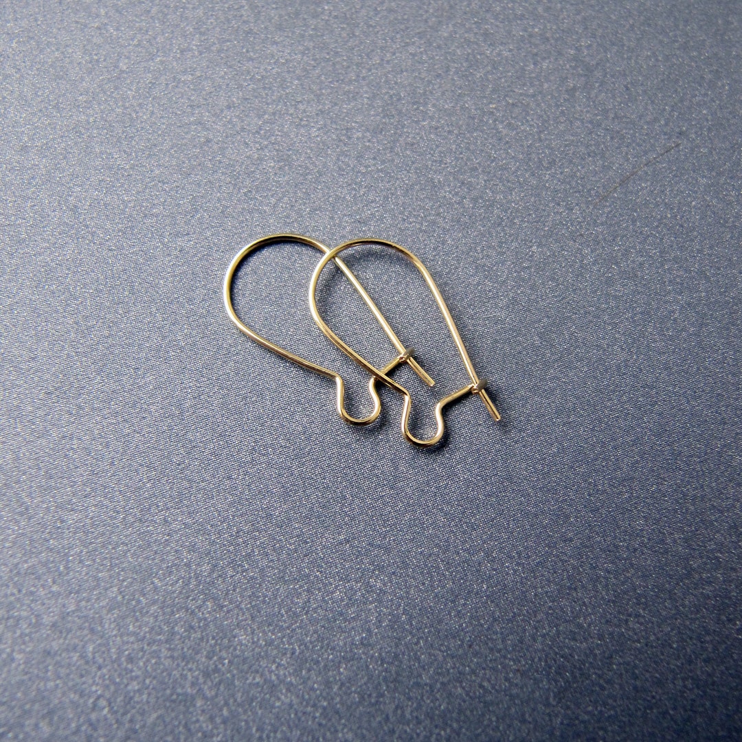 Alambres para aretes en forma de riñón de oro de 18 quilates y