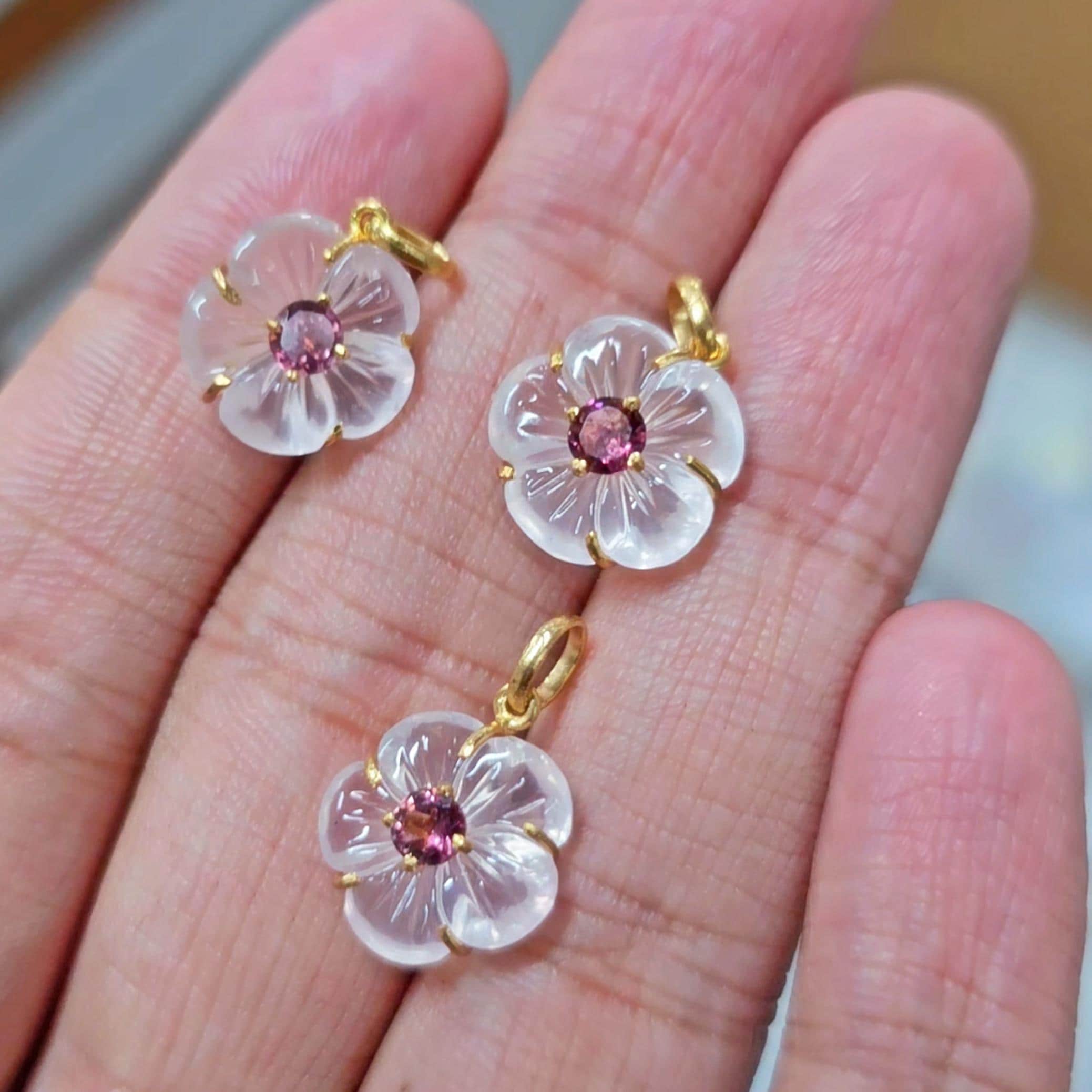 桜の彫刻入り宝石フラワー18金ペンダント • 13 x 7 mm ローズクォーツ