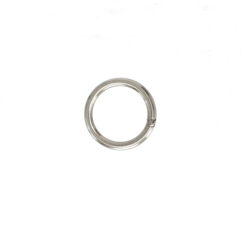 Op de afbeelding: Een zilveren metalen sleutelhanger met een ronde vorm.