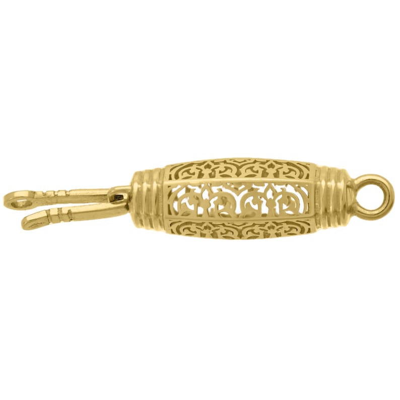 Peut inclure: Fermoir filigran&eacute; dor&eacute; avec un centre en forme de barillet et une boucle &agrave; une extr&eacute;mit&eacute;. Le fermoir pr&eacute;sente un motif ajour&eacute; d&eacute;taill&eacute; et deux broches pour une fermeture s&eacute;curis&eacute;e. Ce composant de bijouterie est id&eacute;al pour les colliers et bracelets.