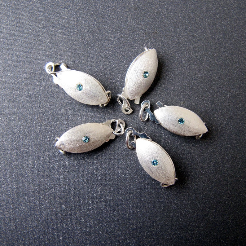 Silverspänne • Schweizisk blå CZ-kristall på båda sidor • 12 x 6 mm • 20 mm total längd • Matt borstad finish • Sterlingsilver 925 bild 1