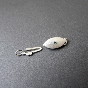 Silverspänne • Schweizisk blå CZ-kristall på båda sidor • 12 x 6 mm • 20 mm total längd • Matt borstad finish • Sterlingsilver 925 bild 2