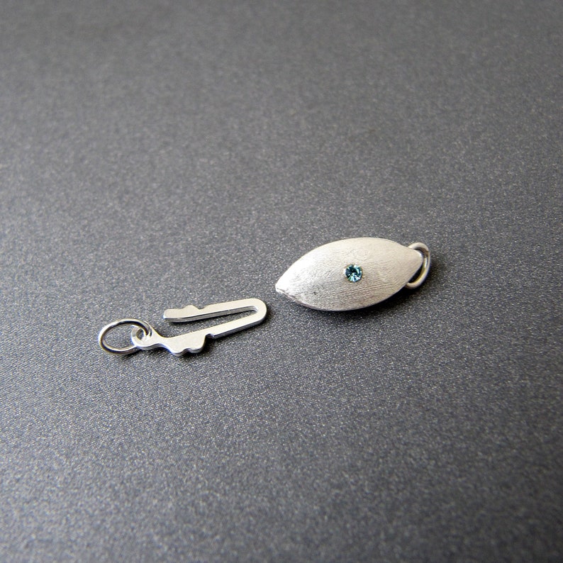 Silverspänne • Schweizisk blå CZ-kristall på båda sidor • 12 x 6 mm • 20 mm total längd • Matt borstad finish • Sterlingsilver 925 bild 2