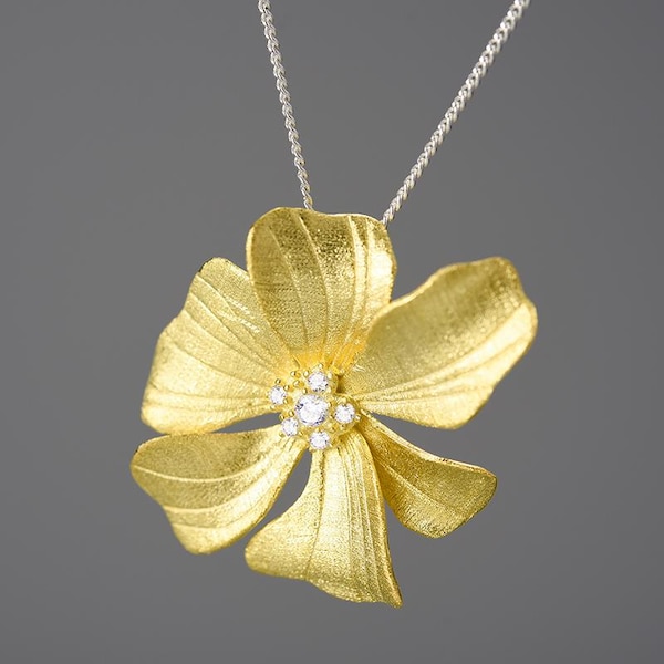 Gouden kosmosbloemhanger met ketting • 29 x 24 mm • 18k verguld sterlingzilver • Sprankelende zirkonia's