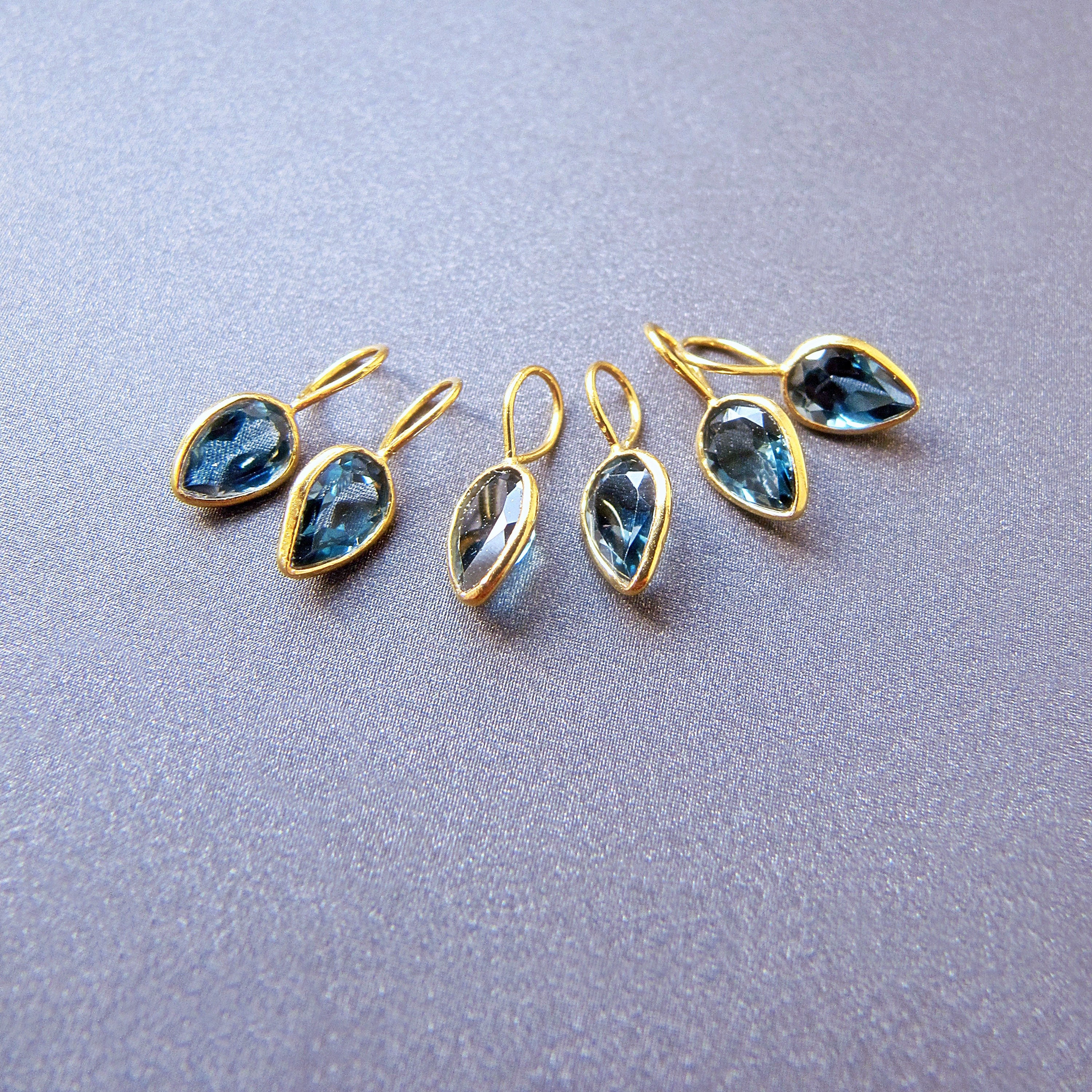 ロンドンブルートパーズ ティアドロップ 18金チャーム • 6 x 4 mm 