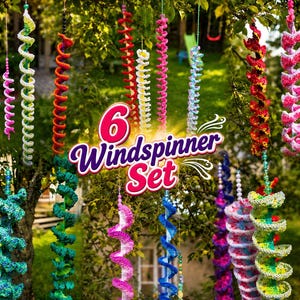Puede incluir: Un conjunto de espirales decorativas colgantes en varios colores, incluyendo azul, rosa, verde, rojo y amarillo. Cada espiral presenta un diseño texturizado con cuentas en la parte superior. El texto 6 Windspinner Set está centrado.