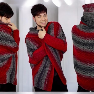 Könnte beinhalten: Ein Kapuzenpullover mit offenem Frontdesign in Rot-, Grau- und Schwarztönen. Das Strickstück hat ein strukturiertes Muster und eine Kapuze. Der Pullover wird von einer Person auf dem Bild getragen.