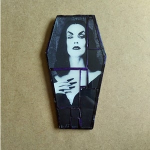 Imã de geladeira caixão Vampira 2