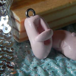 Chaussons de danse roses, perles de chaussures de danse, breloques faites à la main en pâte polymère.  Disponible avec clip ou en boucles d'oreilles.  Idéal pour un récital de danse !