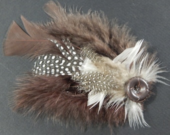 Clip de pelo de pluma marrón, gris y blanco hecho a mano con botón