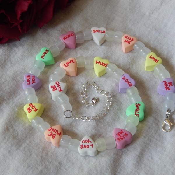 Collar con corazones con mensajes, cuentas Pony que cambian de color con luz ultravioleta.