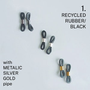 Può includere: Tre paia di terminali per aste di occhiali in gomma nera con dettagli metallici. I dettagli metallici sono argentati, dorati e argentati. Il testo "1. RECYCLED RUBBER/BLACK with METALLIC SILVER GOLD pipe" è visibile nell'immagine.
