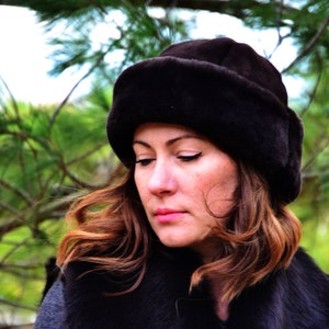 Mouton Round Hat - Brown - Women&#39;s Sheepskin Shearling Fur Silk Lined