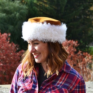 Caryn&#39;s Hat - Kalgan - Tan w/ White Brim - Women&#39;s Shearling Sheepskin Fur Brown Camel