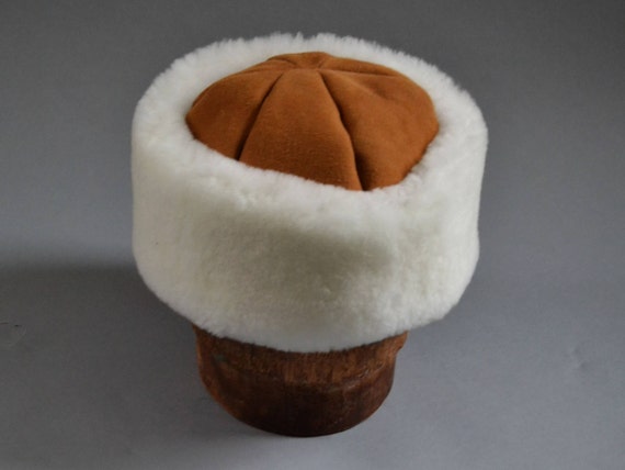 The Classic - Sheepskin Hat - Tan Shearling With White