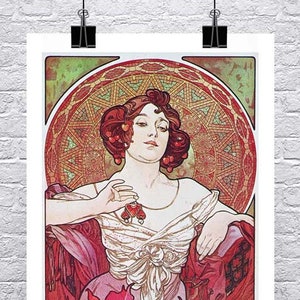 Könnte beinhalten: Ein Vintage-Plakat im Jugendstil mit einer Frau in einem weißen Kleid mit einem roten Schal, die ein rotes Juwel hält. Sie ist umgeben von großen rosa Blumen mit grünen Blättern. Das Plakat ist unten rechts mit "Mucha" signiert.