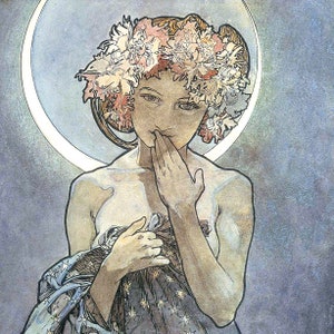 Pu&ograve; includere: Una donna con una corona di fiori sulla testa, vestita con un abito a motivi blu e bianchi, con una mano che le copre la bocca, su uno sfondo blu.