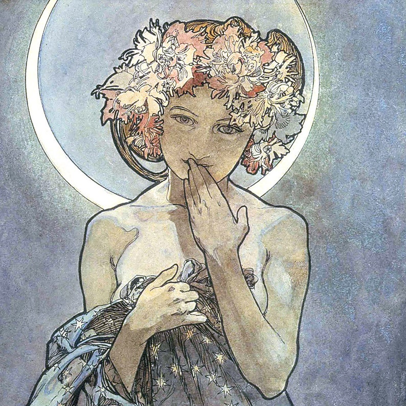 Pu&ograve; includere: Una donna con una corona di fiori sulla testa, vestita con un abito a motivi blu e bianchi, con una mano che le copre la bocca, su uno sfondo blu.