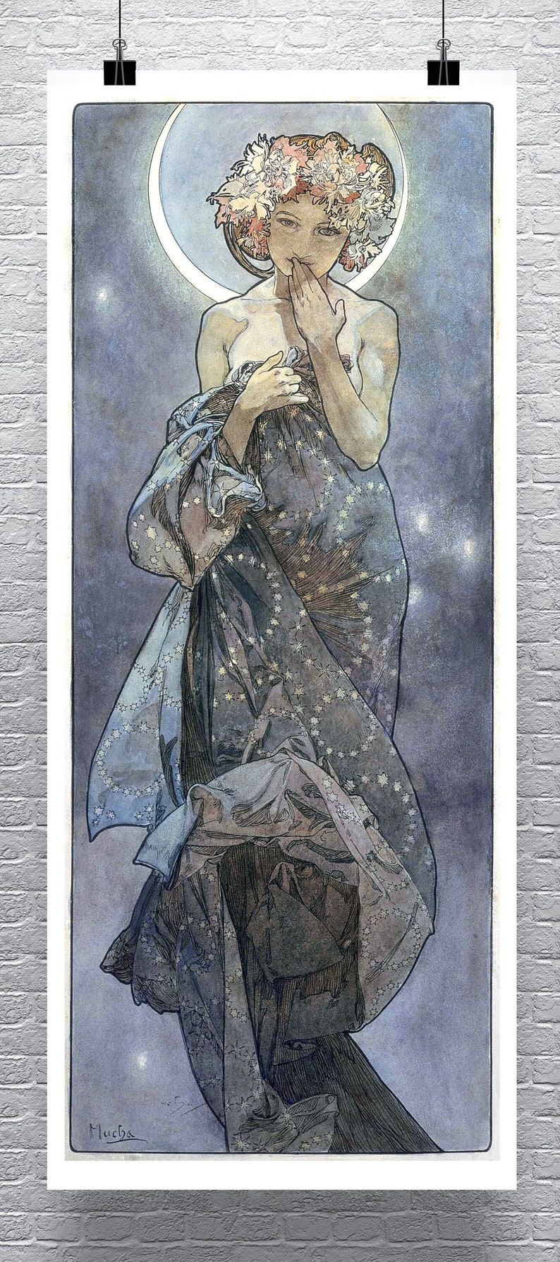 Pu&ograve; includere: Una donna con un abito blu fluente e una corona di fiori bianchi si trova di fronte a un cielo notturno stellato. L'abito &egrave; decorato con un motivo di stelle e la donna tiene il tessuto dell'abito con una mano mentre l'altra mano si copre la bocca. Lo sfondo &egrave; di un blu tenue con una luna crescente nell'angolo in alto a destra. La firma dell'artista, "Mucha", &egrave; nell'angolo in basso a sinistra.