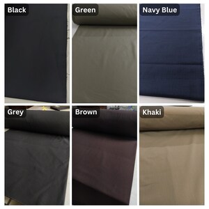 Puede incluir: Una colecci&oacute;n de seis rollos de tela mostrados en una cuadr&iacute;cula, con colores s&oacute;lidos etiquetados como Black, Green, Navy Blue, Grey, Brown y Khaki. Cada rollo muestra una superficie textil mate y lisa con texturas de tejido visibles.