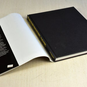 Pode incluir: Um livro preto de capa dura com letras douradas na lombada que diz "US Military Operations 1945-1985 Kenneth Anderson".