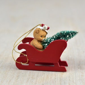 Vintage,Holz,Harz,Teddybär,Weihnachtsbaum,Schlitten,Rot,Grün,Feiertage,Weihnachtsverzierung,Ornament,Sammlerstück