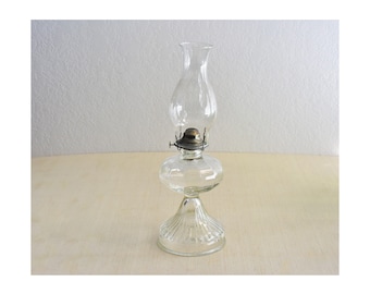 Vintage, elegante, vidrio prensado, Queen Anne, Kaadan LTD, huracán, lámpara de aceite, queroseno, aceite, lámpara, claro, vidrio, alto, hecho en EE. UU., Coleccionable