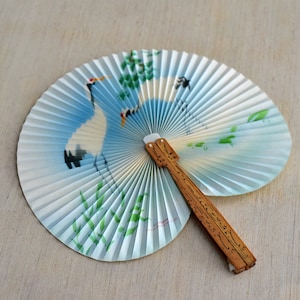 Vintage, delicado, azul claro, à mão, pintado, cena aquática, dois, lindos, guindastes, leque, papel, madeira, colecionável