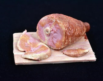 手作り、ポリマークレイ、豚肉、ハム、まな板、ドールハウスの食べ物、粘土の食べ物、ドールハウスのミニチュア、ポリマークレイの肉、1:12スケール、クリスマス、イースター