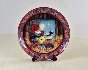 Vintage,Suzanne Toftey,Ceramic,Plate number 5,Norwegian,Christmas Plates,Nisse,Gazing at a Star,Gnome,Elf,Cat,Gift,Collectible