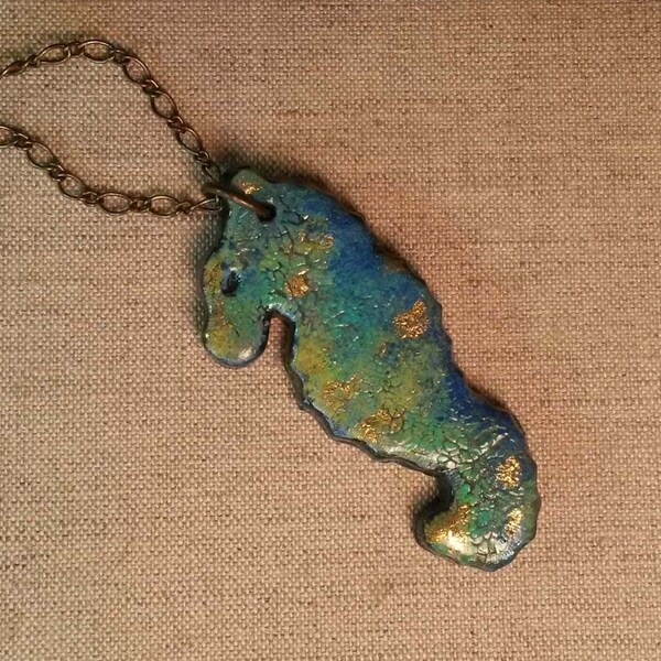 Pendentif Sea Horse en turquoise, bleu et or, bijoux inspirés de l’océan, collier nautique, chaîne en laiton