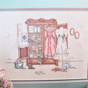 Garde-robe victorienne, robe Cross Stitch Pattern / Leisure Arts Leaflet 520.  Un caméo du passé compté tableau de point de croix par Paula Vaughn