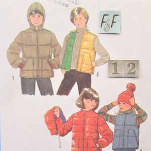 Puede incluir: Un patrón de costura para chaquetas y chalecos acolchados para niños. El patrón incluye tres estilos diferentes: una chaqueta con capucha, un chaleco con un panel de color contrastante y un chaleco de color sólido. El patrón está etiquetado como "FF 12".