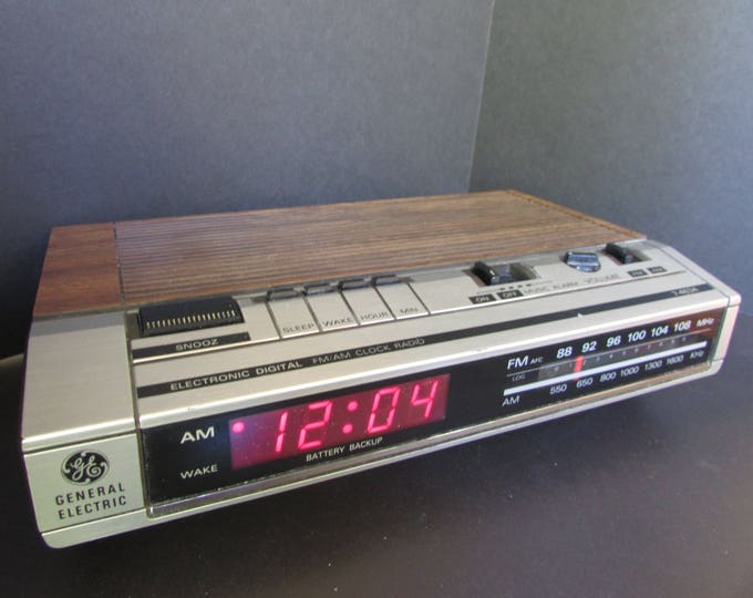 1970's GE Woodgrain Alarm Clock Radio 74634/ Vintage General Electric Red Digital. Electronic