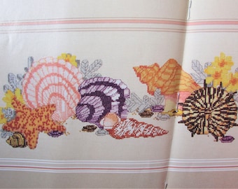 Meer Muscheln auf Strand Cross Stitch Pattern / Conch, Jakobsmuscheln & Seestern gezählt Farbe Kreuzstich Diagramm Bild