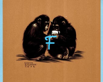 Può includere: Illustrazione in seppia di due scimpanzé, uno dei quali tiene in mano una tazza con la scritta "Toto". L'opera d'arte ha un bordo blu e la firma dell'artista in basso.