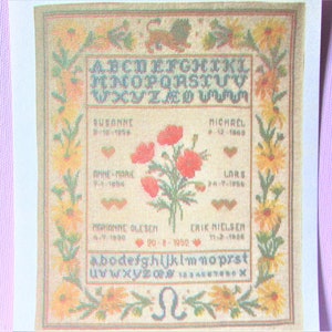 Leo Sternzeichen Kreuzstich Sampler Muster/ The Lion Astrology, Mohnblumen & Herzen, gezählte Kreuzstichkarte, Bild mit Alphabet