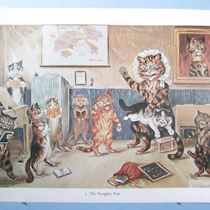Könnte beinhalten: Eine Vintage-Illustration eines Klassenzimmers voller Katzen mit einer Lehrerkatze, die ein Kätzchen auf ihrem Schoß hält. Die Lehrerin trägt einen weißen Kragen und ein schwarz-braun gestreiftes Kleid. Das Klassenzimmer hat eine Karte an der Wand und eine Tafel mit den Worten "His Catty is a Rat."