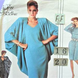 Peut inclure: Un patron de couture vintage pour une robe et une veste. Le patron est pour les tailles 16 et 20. La robe est un modèle simple et sans manches avec un décolleté en V. La veste est un modèle ample de style kimono avec des manches longues. Le patron est imprimé sur du papier blanc avec de l'encre noire.