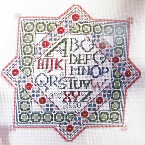 Cuadrados entrelazados Punto de cruz Sampler Patrón / Púrpura y verde gráfico de punto de cruz contado, imagen con alfabeto