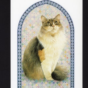 以下が含まれることがあります： 緑色の目をした三毛猫が、カラフルなアーチ型の枠の中に座っています。猫は上を見上げており、胸に白い斑点があります。